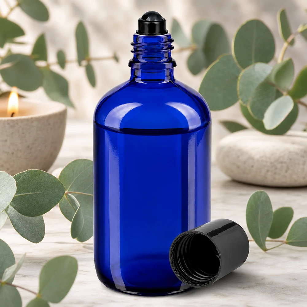 Flacone roll-on 100ml blu STD nero ApoGlas Flacone roll-on cilindrico da 100 ml in blu cobalto con applicatore a sfera nero e profumo di eucalipto