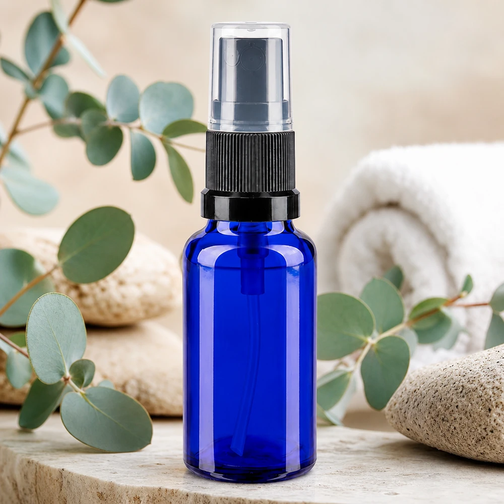 Flacone spray compatto blu da 20 ml in vetro con protezione UV, con erogatore nero e tappo trasparente
