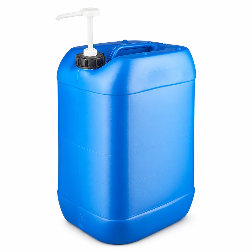 Tanica 25 litri blu con pompa dosatrice Tanica di plastica blu da 25 litri con pompa dosatrice bianca su sfondo bianco