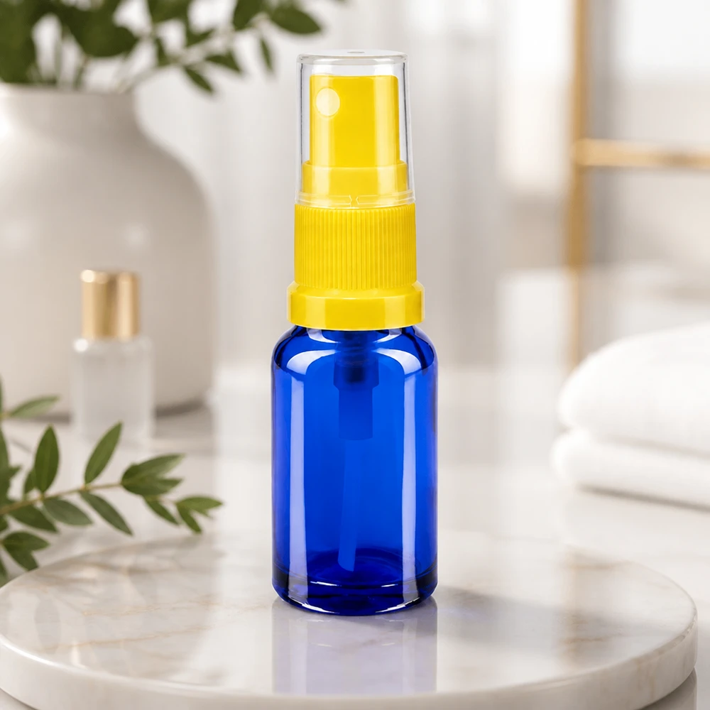 Piccolo flacone da farmacia blu da 10 ml con atomizzatore giallo, realizzato in vetro protettivo di alta qualità