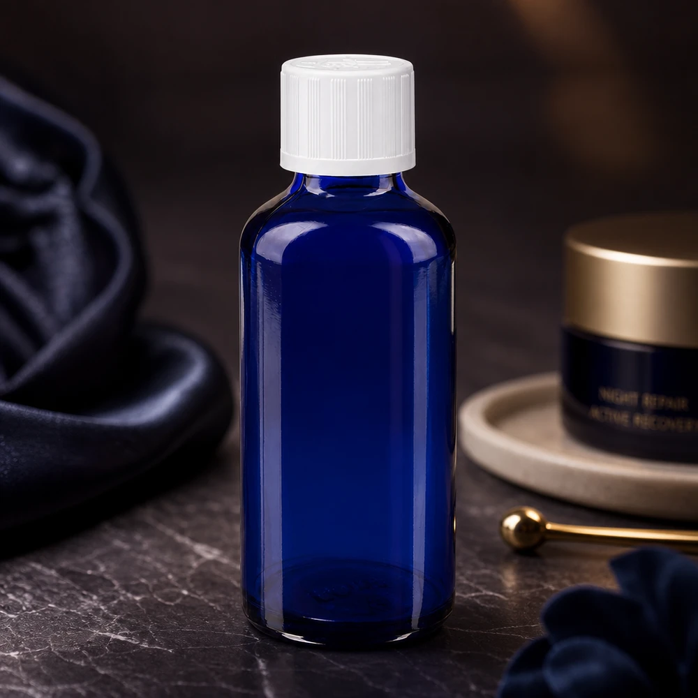 Bottiglia da farmacia blu da 50 ml. SV STD KiSi bianco/11mm ApoGlas Flacone da farmacia da 50 ml blu cobalto con tappo di sicurezza per bambini bianco su sfondo di marmo scuro