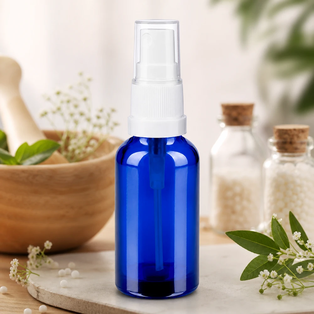 Flacone spray da 30 ml bianco/trasparente STD BlueLine UT18/30 Versatile flacone in vetro da 30 ml in blu con sistema di spruzzatura preciso per i cosmetici fai da te