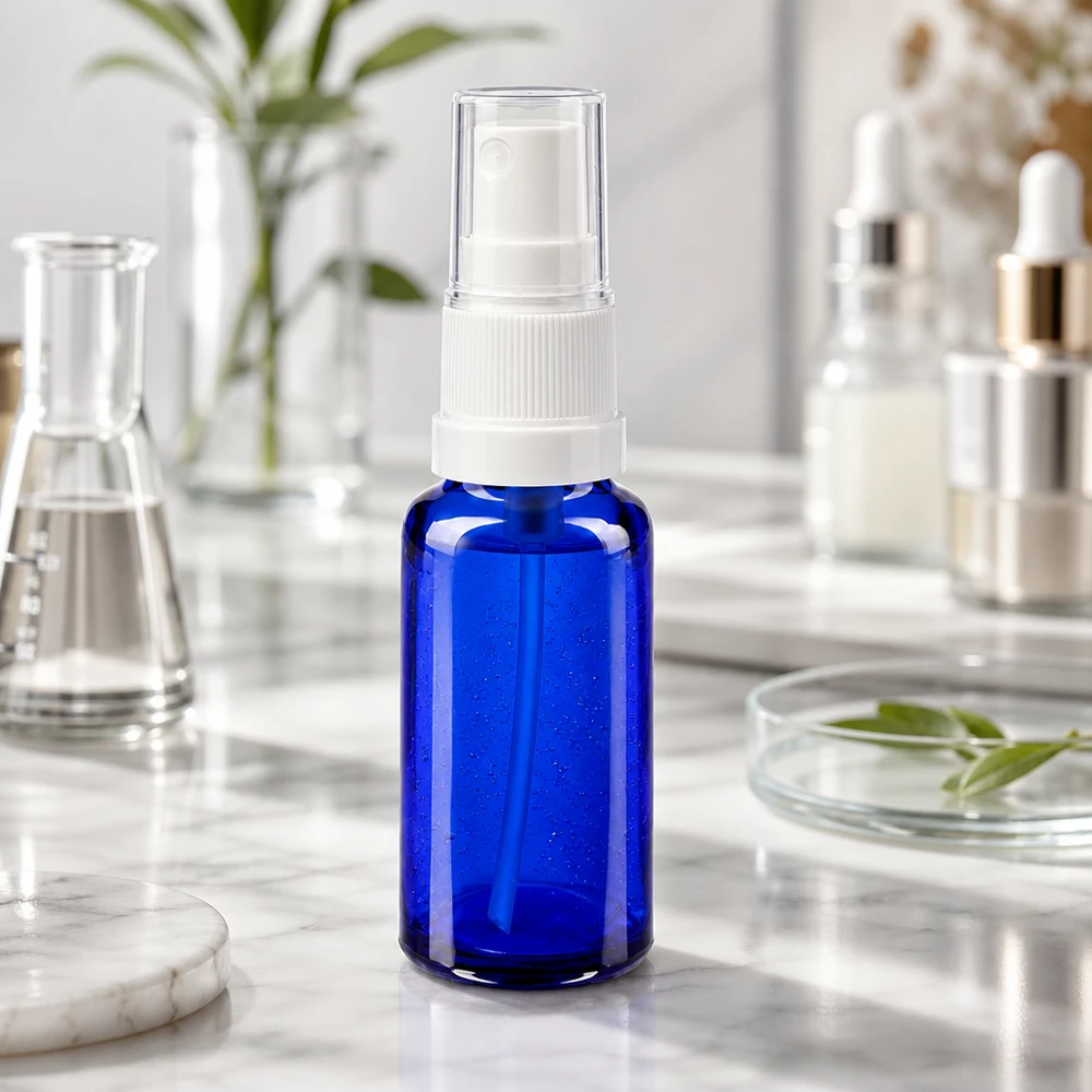 Flacone spray da farmacia compatto da 20 ml, di colore blu con erogatore a pompa bianco, in un ambiente di laboratorio
