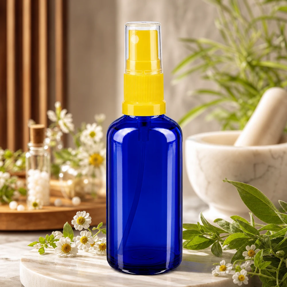 Flacone da 50ml blu STD giallo/trasparente apoGlas Flacone spray da farmacia blu da 50 ml in vetro con protezione UV, con erogatore trasparente di colore giallo