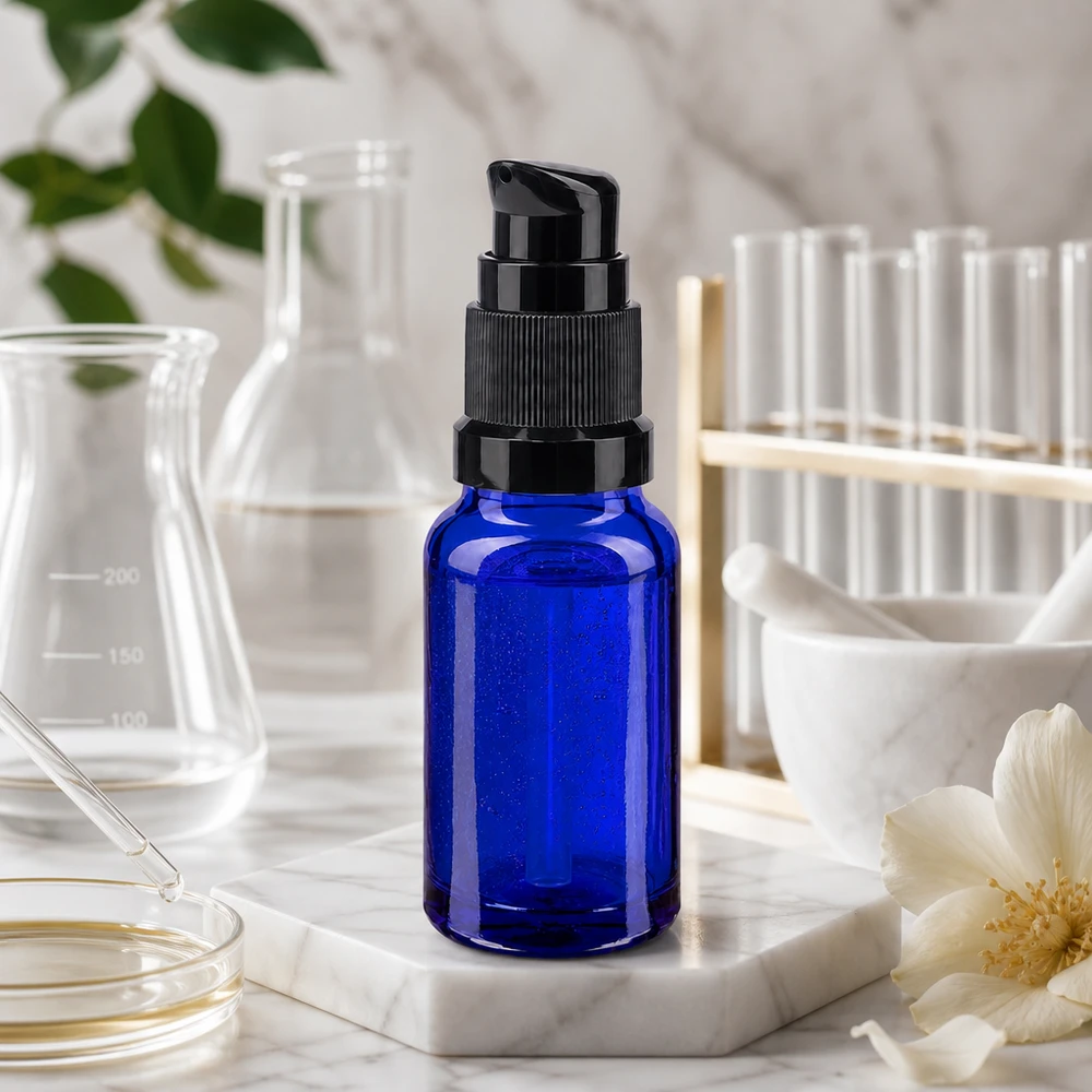 Flacone blu da 10 ml con dosatore a pompa, realizzato in vetro da farmacia STD, con dosatore nero in ambiente di laboratorio