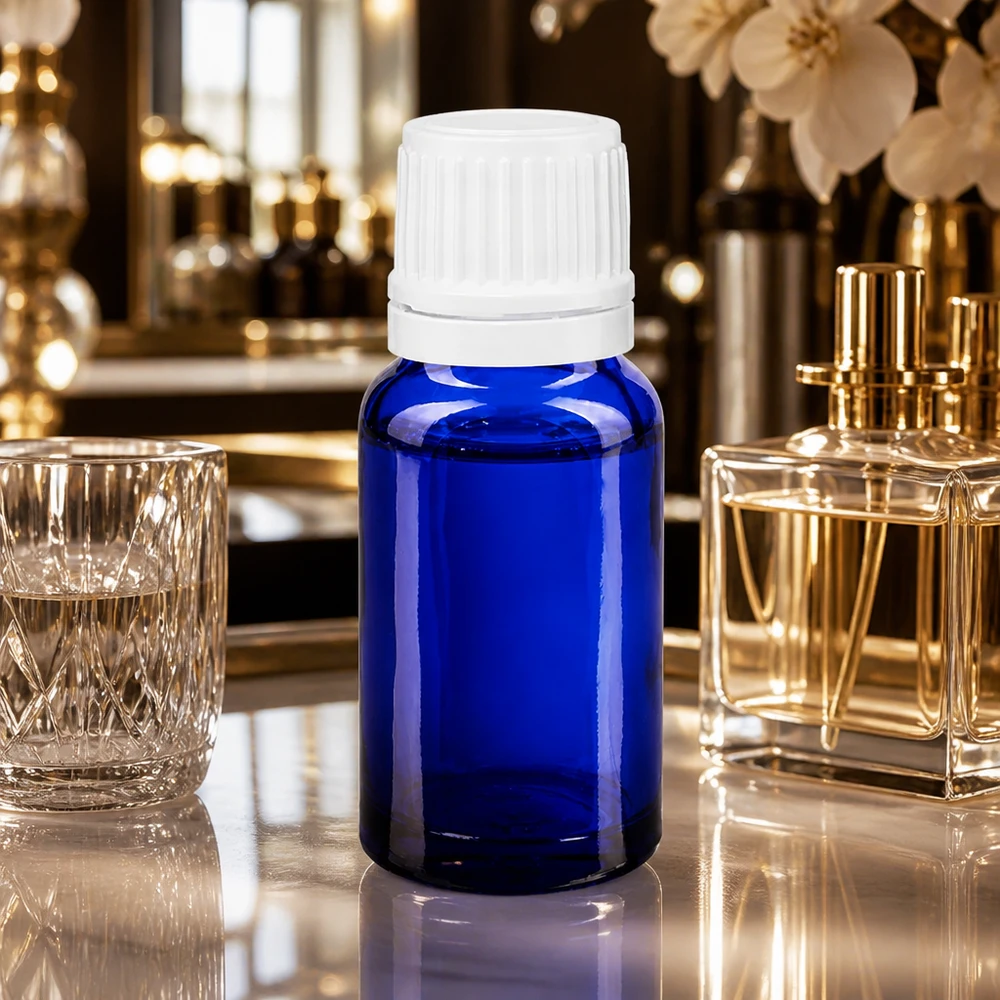 Flacone da 10 ml in vetro da farmacia blu scuro con tappo a vite bianco su un tavolo in marmo