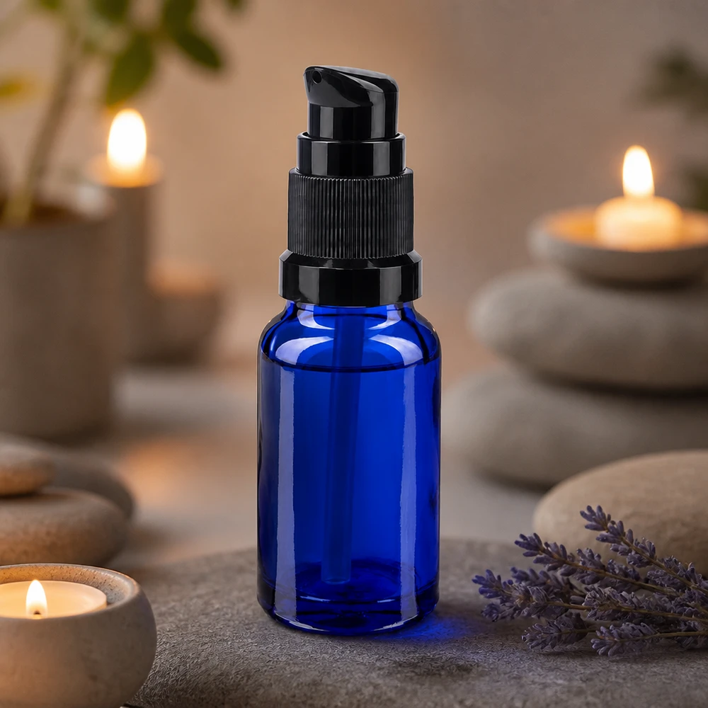Fialetta da farmacia blu da 10 ml con tappo a pompa nero, accanto a lavanda e candele