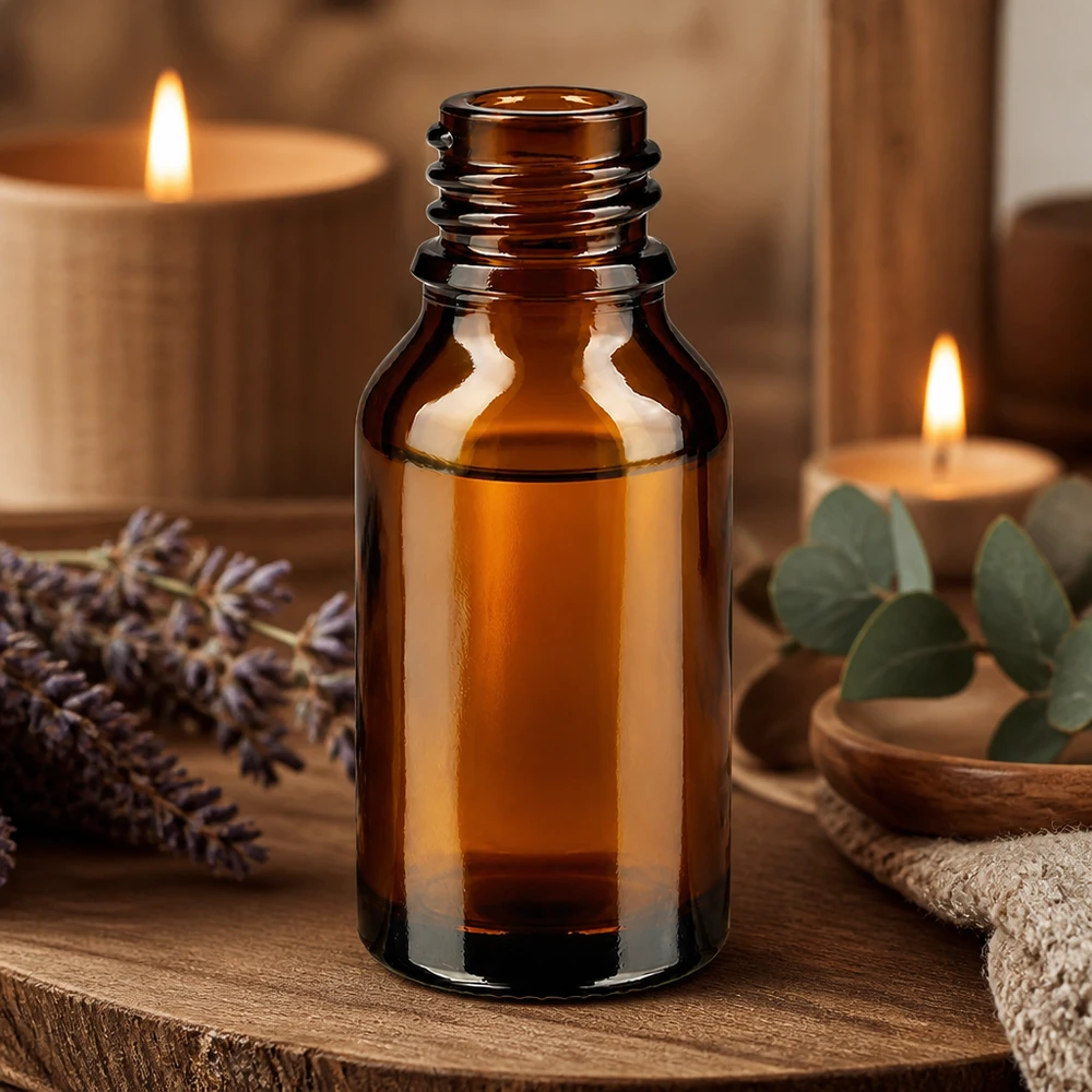 Bottiglia da farmacia marrone da 30 ml di forma alta ApoGlas vuota con pigne e ramoscelli di eucalipto candele benessere ambiente