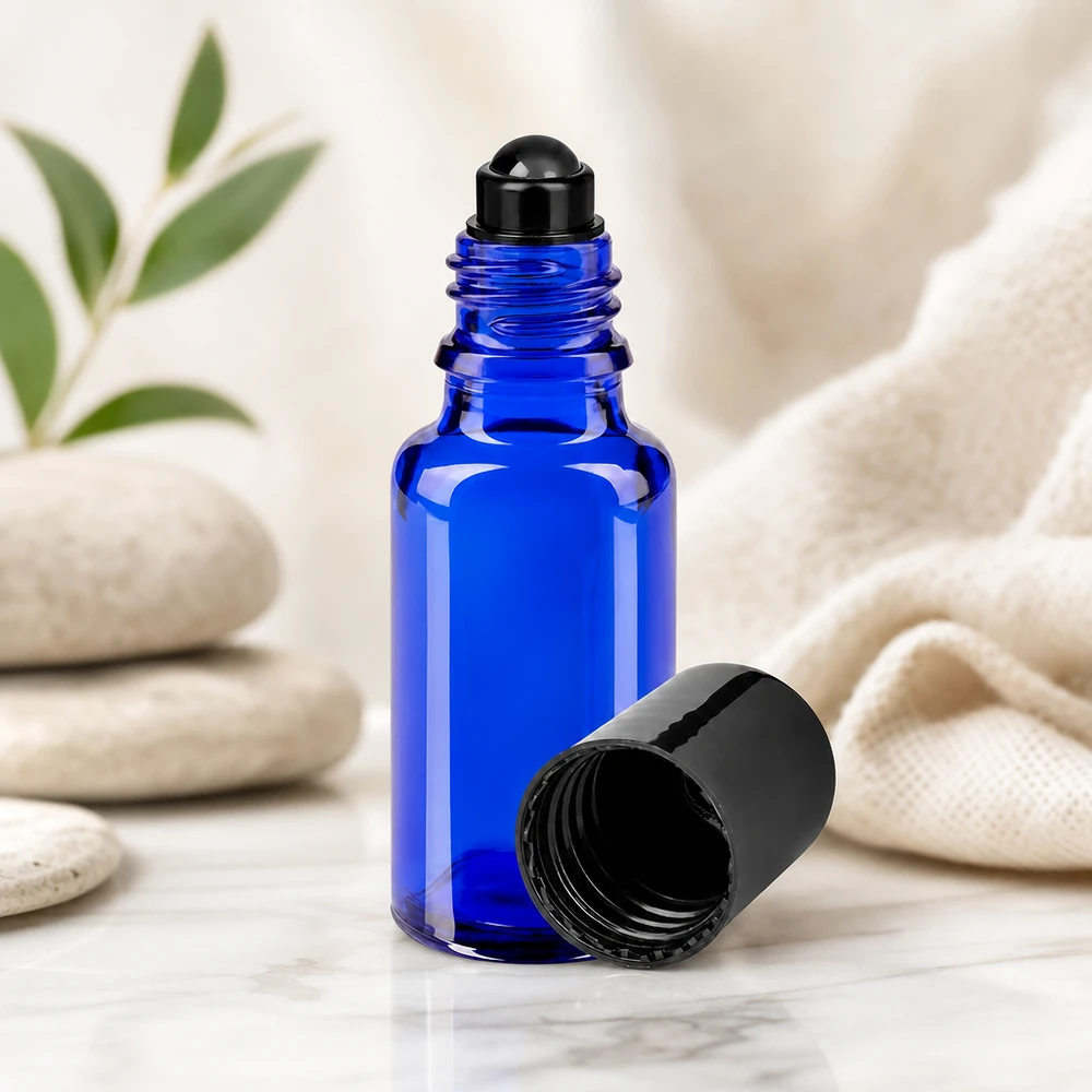 Flacone roll-on 20ml blu STD nero ApoGlas Flacone roll-on in vetro da farmacia blu da 20 ml, modello STD, con applicatore a sfera nero, aperto