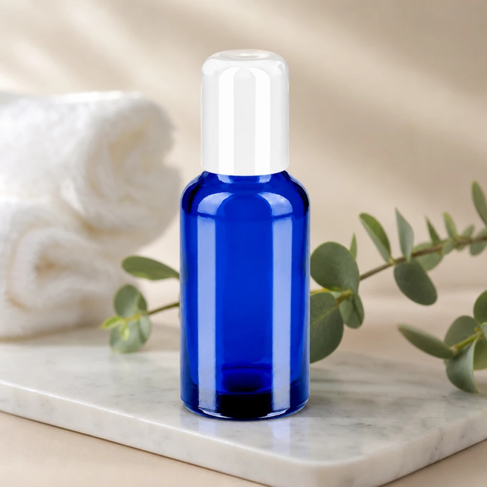 Flacone roll-on da 30 ml bianco STD BlueLine UT18/30 Il flacone di vetro compatto STD BlueLine da 30 ml con funzione roll-on protegge il contenuto dai raggi UV.