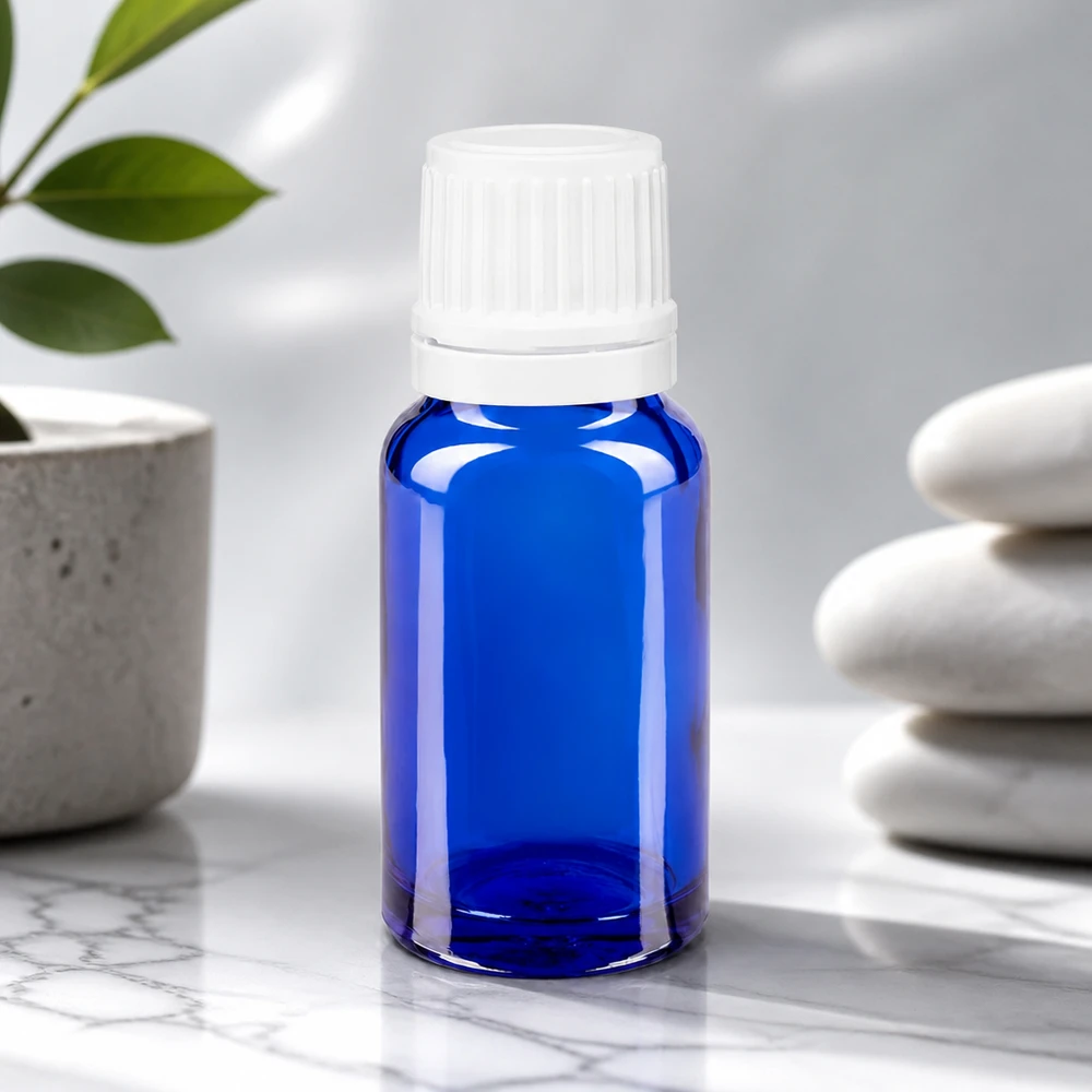 Flacone contagocce blu da 10ml OV bianco/0,7mm ApoGlas Flacone contagocce ApoGlas blu da 10 ml con tappo di sicurezza per bambini bianco su fondo marmorizzato