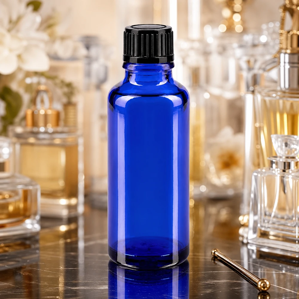 Bottiglia da farmacia blu da 30ml. SV STD nero/11mm ApoGlas Piccolo flacone di vetro blu da 30 ml con tappo a vite nero, simile agli eleganti flaconi di profumo
