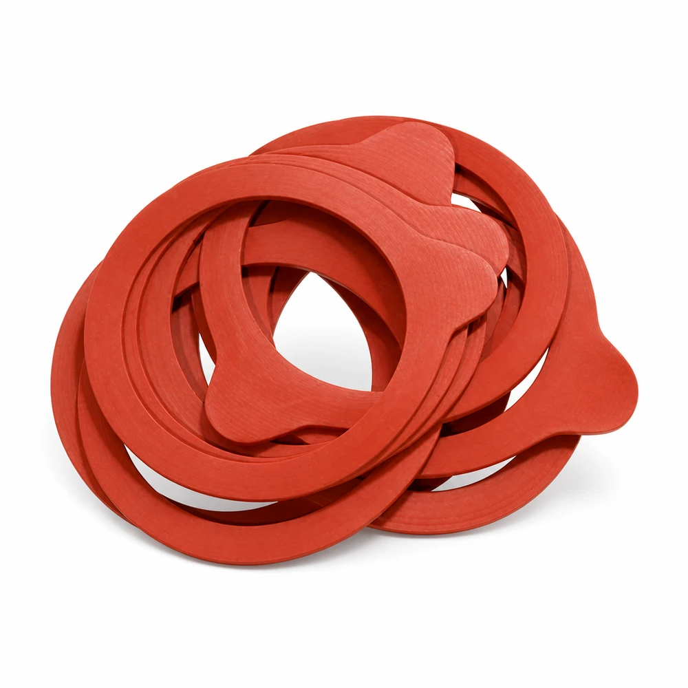 Anello di conservazione in gomma naturale RR100 Stapel roter Naturgummi-Einkochringe RR100 vor weißem Hintergrund zeigt hochwertige Qualität und Flexibilität