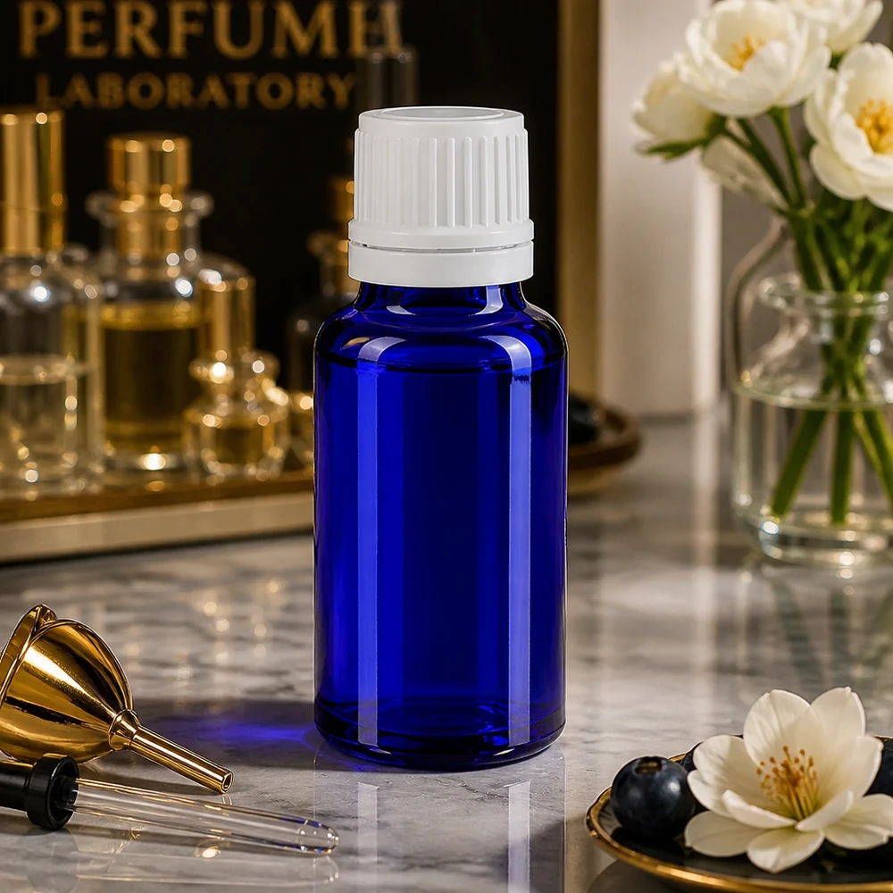 Flacone da farmacia da 20 ml blu cobalto con tappo di sicurezza bianco nel laboratorio di profumeria