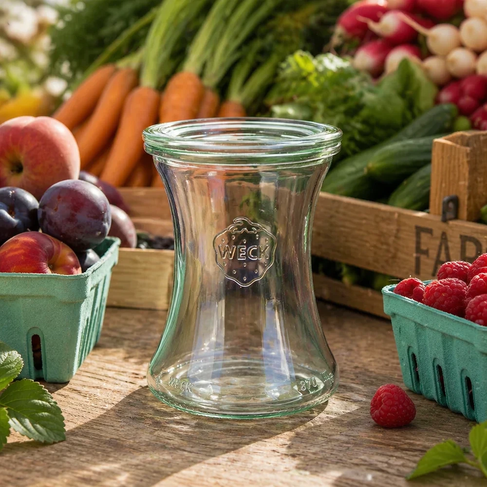 Vaso per salumeria WECK 370ml RR80 vuoto su tavolo di legno tra frutta e verdura fresca, mostra un utilizzo naturale