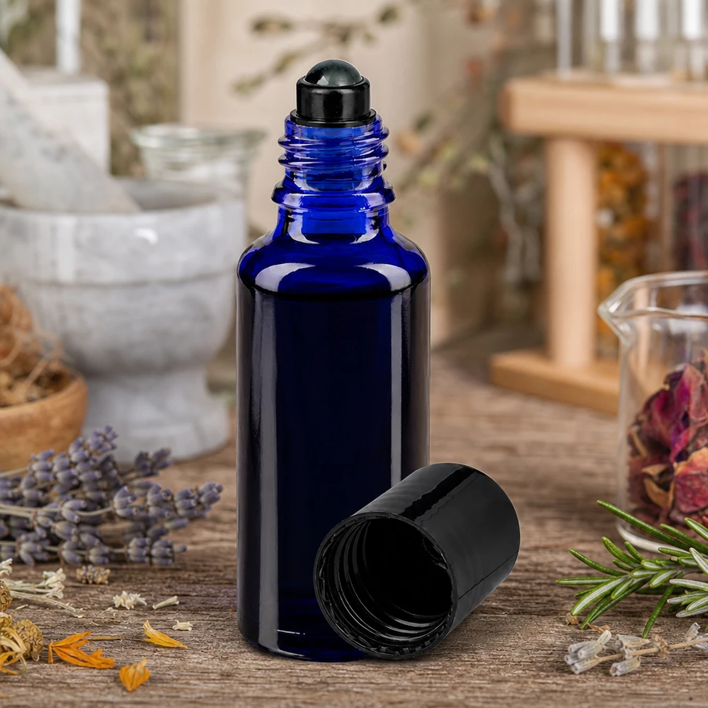 Flacone roll-on 30ml blu STD nero ApoGlas Flacone ApoGlas da 30 ml blu cobalto con applicatore roll-on nero tra erbe essiccate