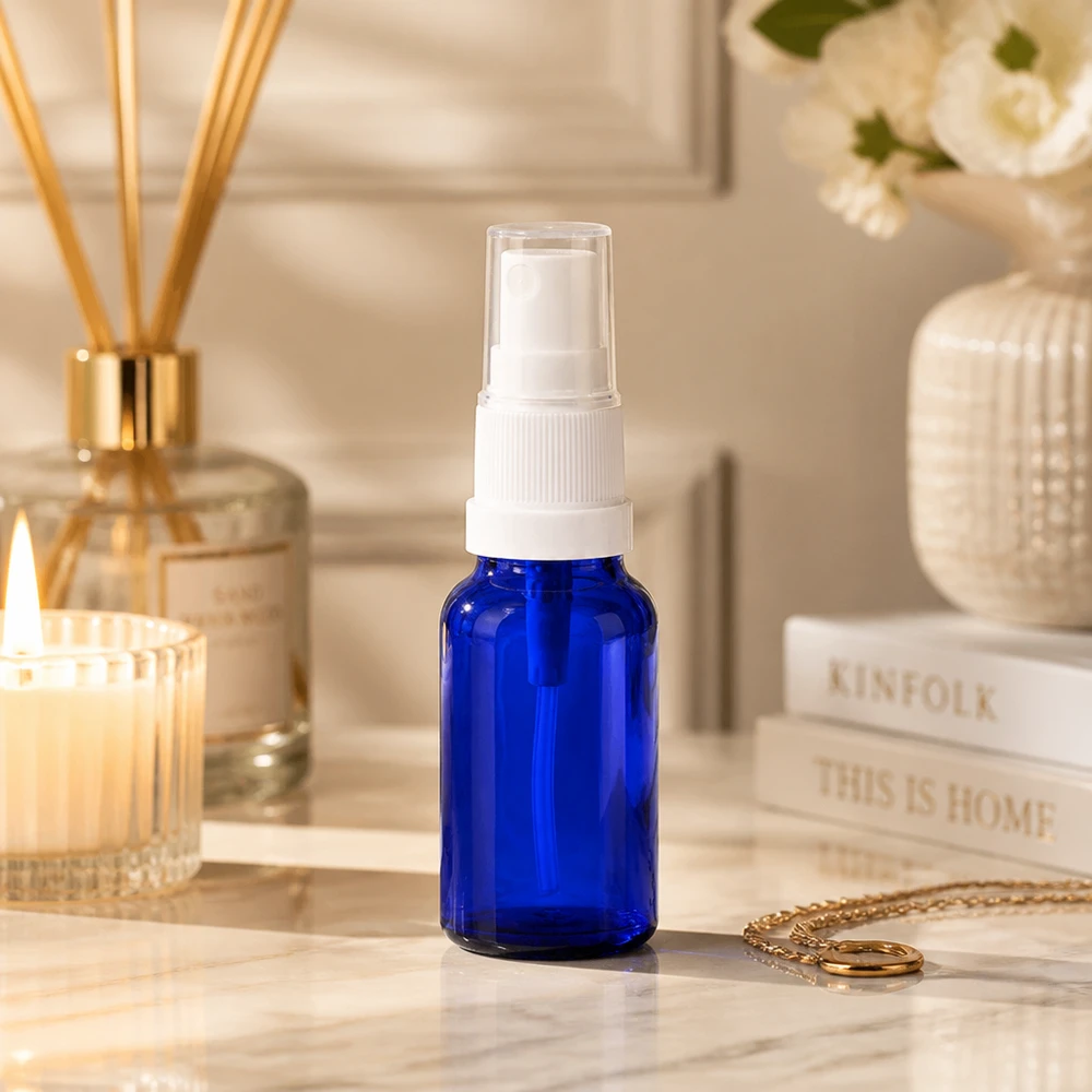 Flacone spray da 10 ml bianco/tr. STD BlueLine UT18/10 Flacone spray ricaricabile da 10 ml con nebulizzatore fine, perfetto per i viaggi e per gli spostamenti.
