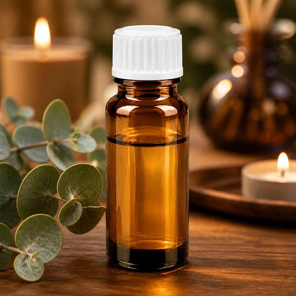 Flacone contagocce marrone da 10 ml con tappo a vite bianco su un tavolino di legno con eucalipto e candele
