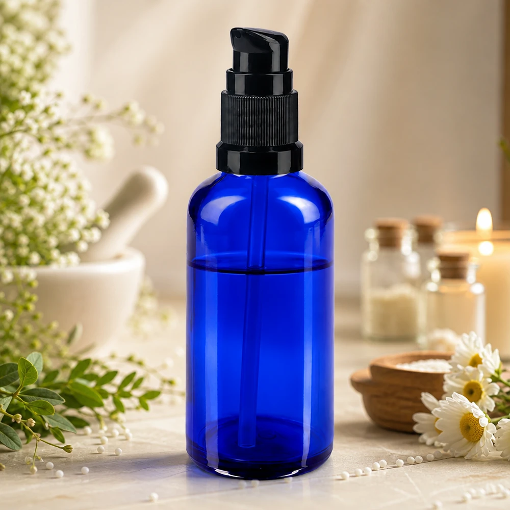 Flacone blu in vetro da farmacia con dosatore a pompa da 50 ml e testina nera per prodotti cosmetici