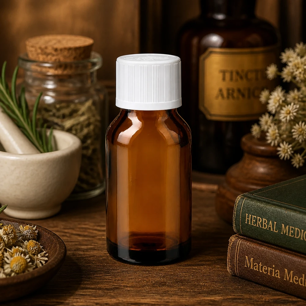 Flacone contagocce da 30 ml color ambra con tappo di sicurezza per bambini bianco, tra libri sulle erbe medicinali e mortai