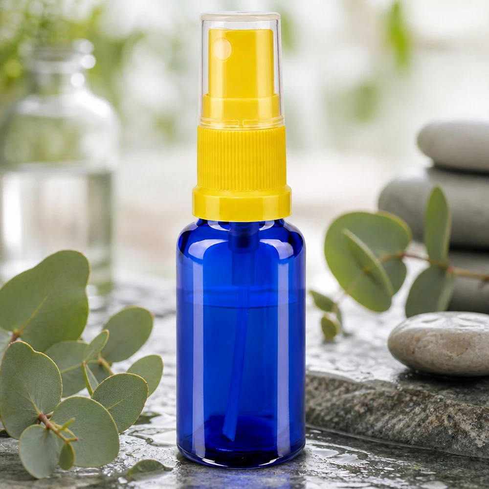 Flacone spray compatto da 20 ml in vetro protettivo blu con erogatore a pompa giallo per farmacie