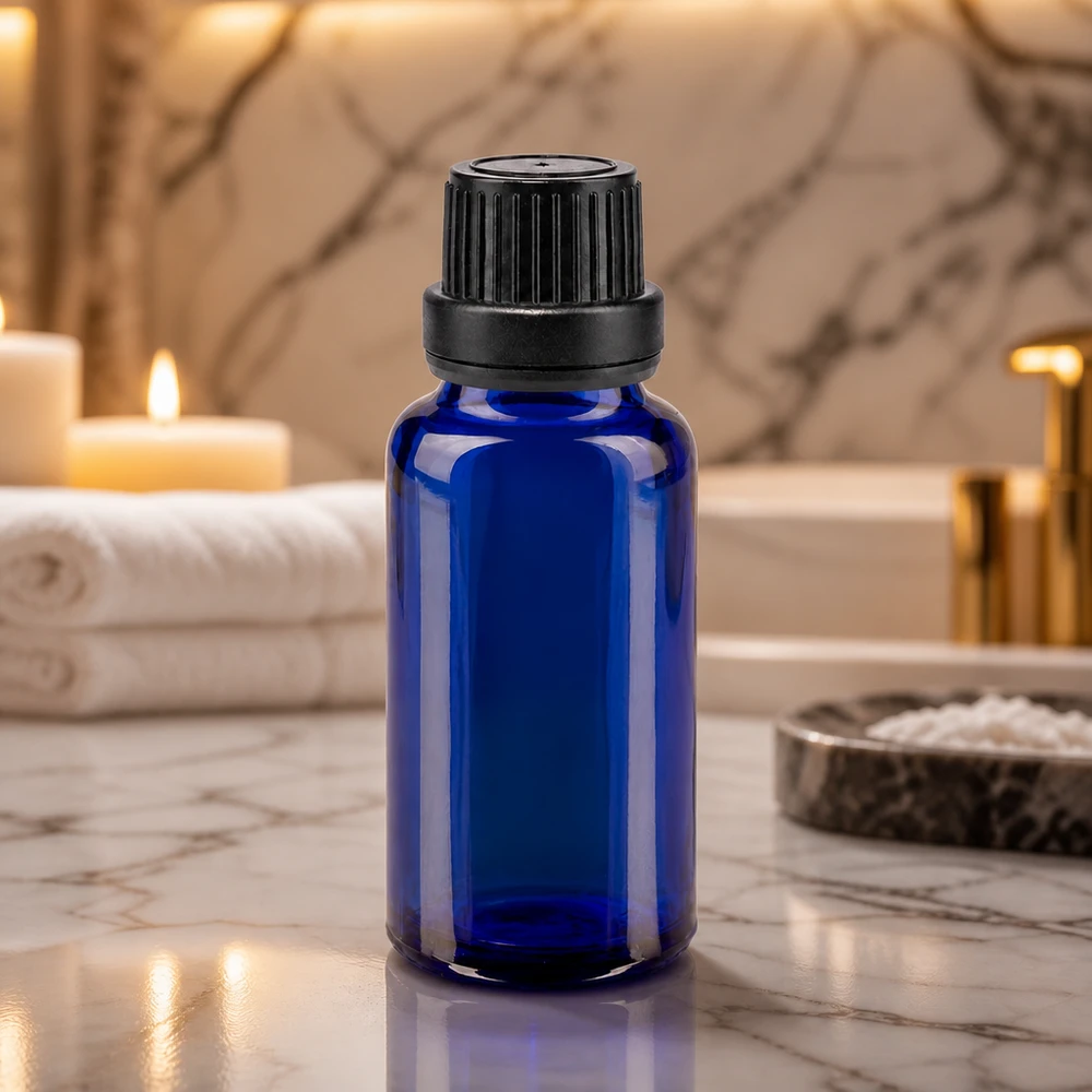 Bottiglia da farmacia blu da 20ml. SV OV nero/11mm ApoGlas Vaso da farmacia da 20 ml color blu cobalto con tappo OV nero su fondo marmorizzato nel bagno wellness