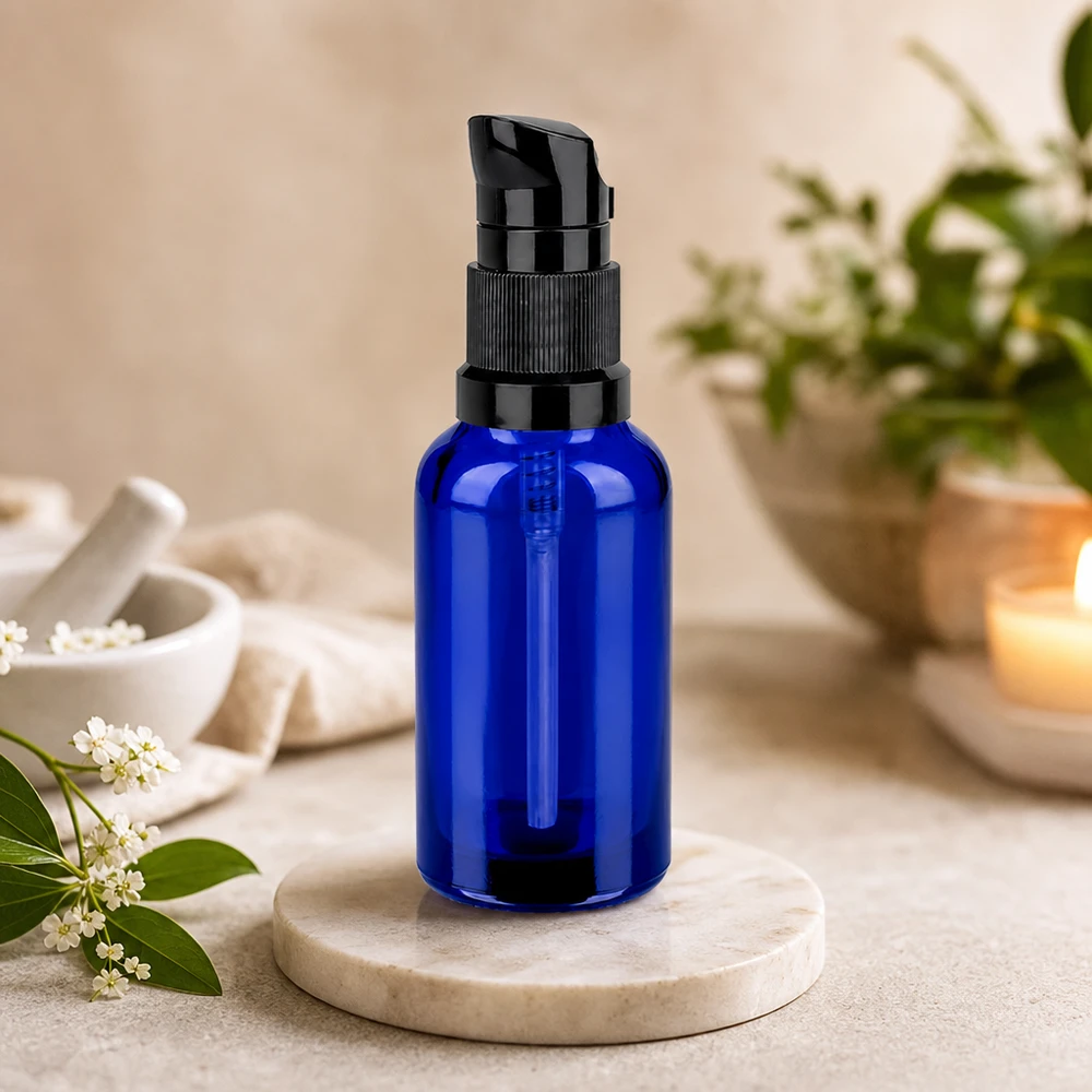 Flacone a pompa da 30 ml nero STD BlueLine UT18/30 Robusto flacone a pompa da 30 ml in vetro blu con tappo nero resistente STD UT18