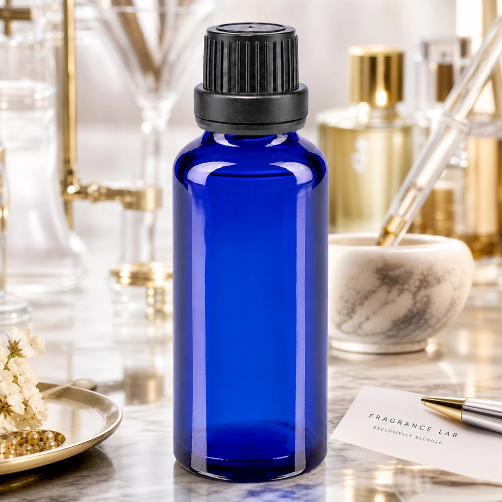 Bottiglia da farmacia blu da 30ml. SV OV nero/11mm ApoGlas Flacone da farmacia da 30 ml in vetro blu con tappo a vite a prova di bambino, ambientato in un laboratorio di profumeria
