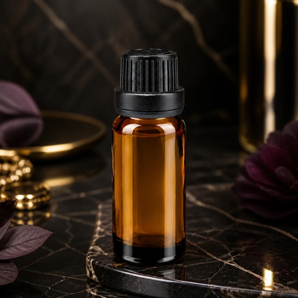 Flacone di vetro marrone da 10 ml con tappo di sicurezza per bambini nero su fondo di marmo nero