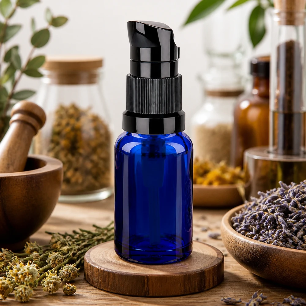 Flacone a pompa da 10 ml nero STD BlueLine UT18/10 Robusto flacone in vetro da 10 ml in blu scuro con resistente erogatore a pompa STD BlueLine UT18/10