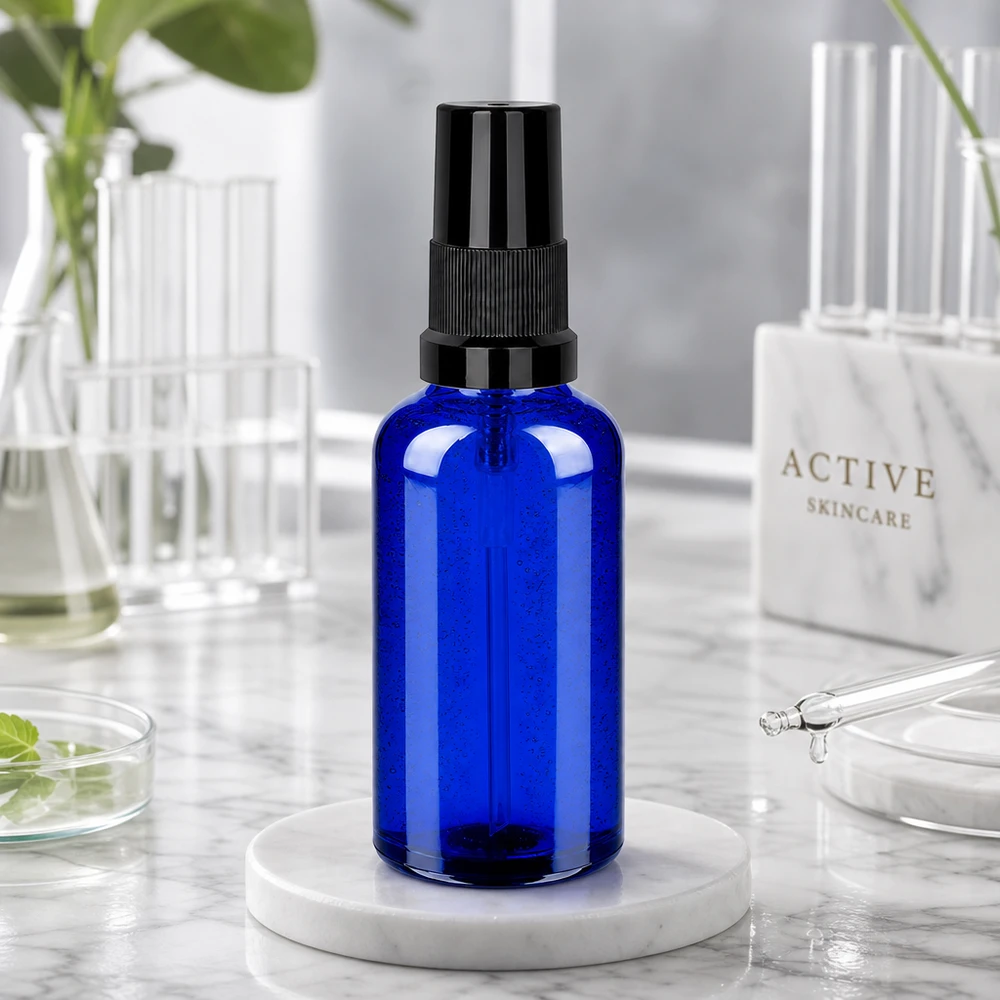 Flacone spray da 50 ml nero STD BlueLine UT18/50 Elegante flacone spray da 50 ml in blu cobalto con nebulizzatore nero per una distribuzione uniforme