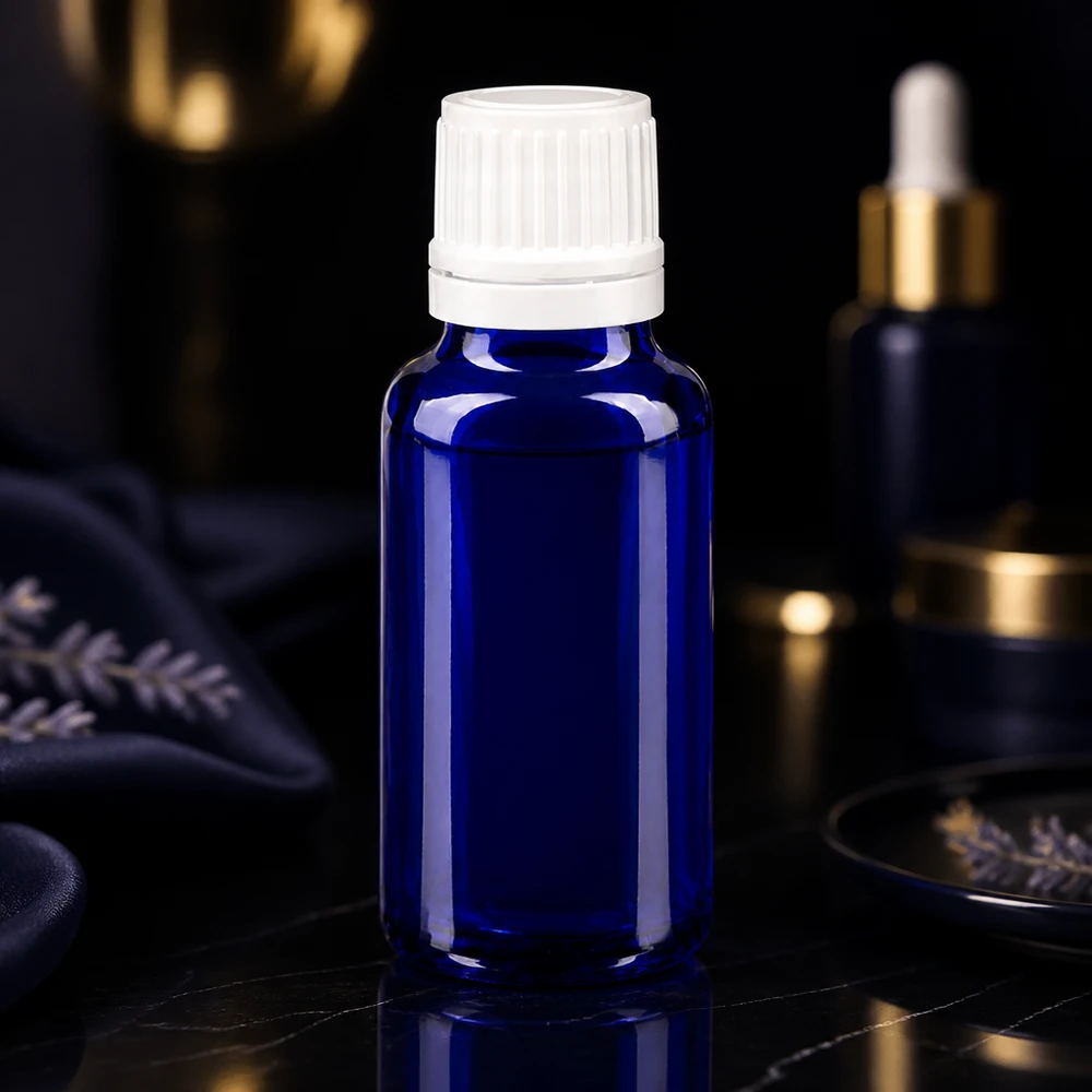 Flacone contagocce blu da 20ml OV bianco/0,7mm ApoGlas Flacone di vetro blu da 20 ml con tappo a vite bianco e contagocce per oli essenziali