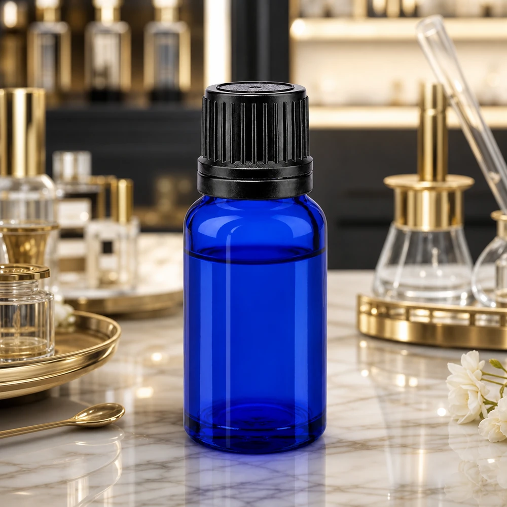 Flacone 10ml blu (Glo.) GR OV nero/8mm ApoGlas Flacone da farmacia blu da 10 ml con tappo nero su fondo marmorizzato, tra strumenti da laboratorio dorati