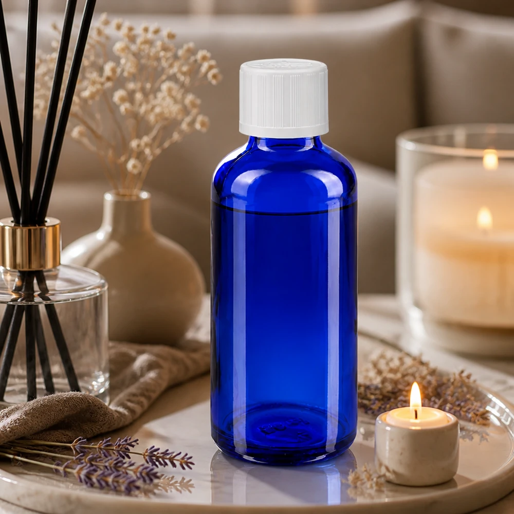 Flacone contagocce da 50 ml in vetro da farmacia blu cobalto con tappo bianco a prova di bambino, in un ambiente dedicato al benessere