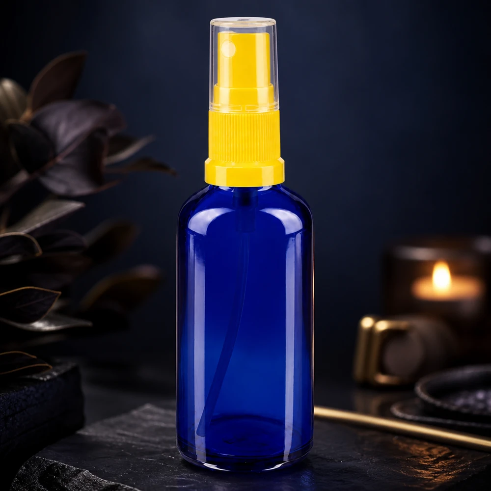 Flacone spray da farmacia in vetro blu da 50 ml con nebulizzatore giallo su sfondo scuro