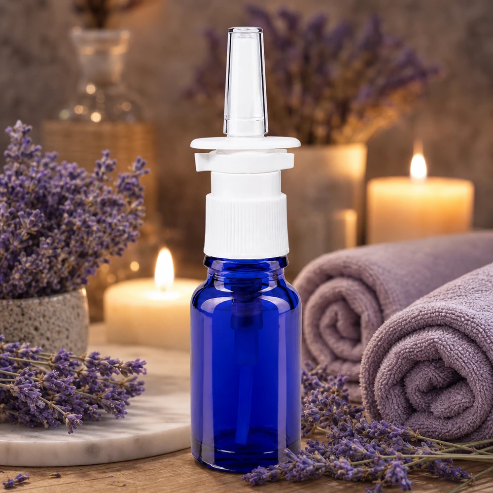 Flacone spray nasale da 10 ml blu cobalto con erogatore bianco su sfondo “Lavanda Spa”