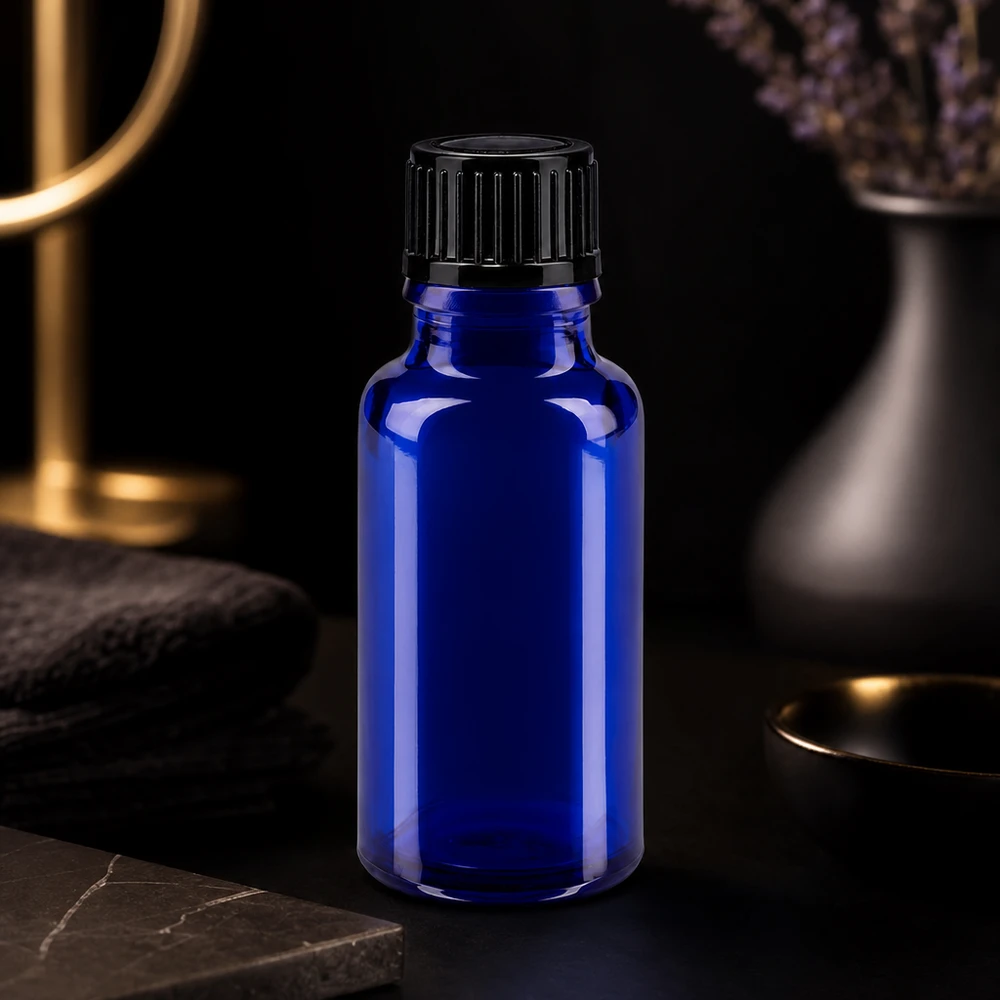 Bottiglia da farmacia blu da 20ml. SV STD nero/11mm ApoGlas Flacone da farmacia blu scuro da 20 ml con tappo a vite zigrinato su un elegante sfondo nero