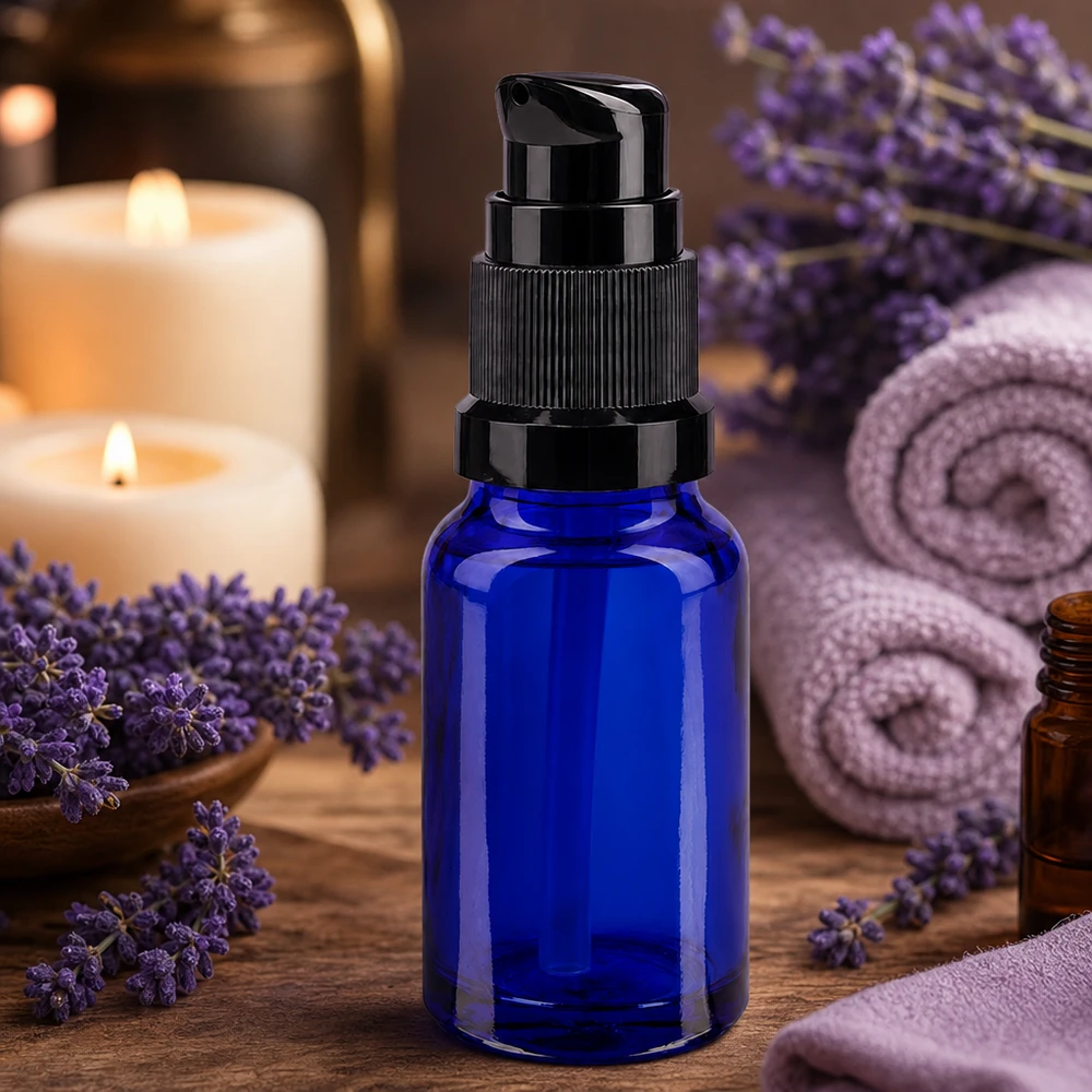 Piccolo flacone blu con dosatore a pompa da 10 ml in vetro da farmacia con erogatore nero per oli essenziali