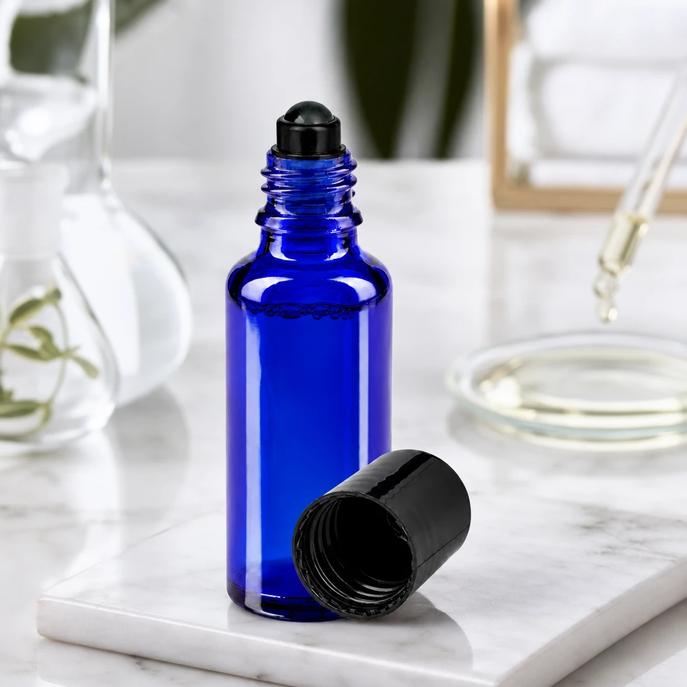 Flacone roll-on 30ml blu STD nero ApoGlas Flacone in vetro da 30 ml di colore blu cobalto con applicatore roll-on nero e tappo a vite rimovibile