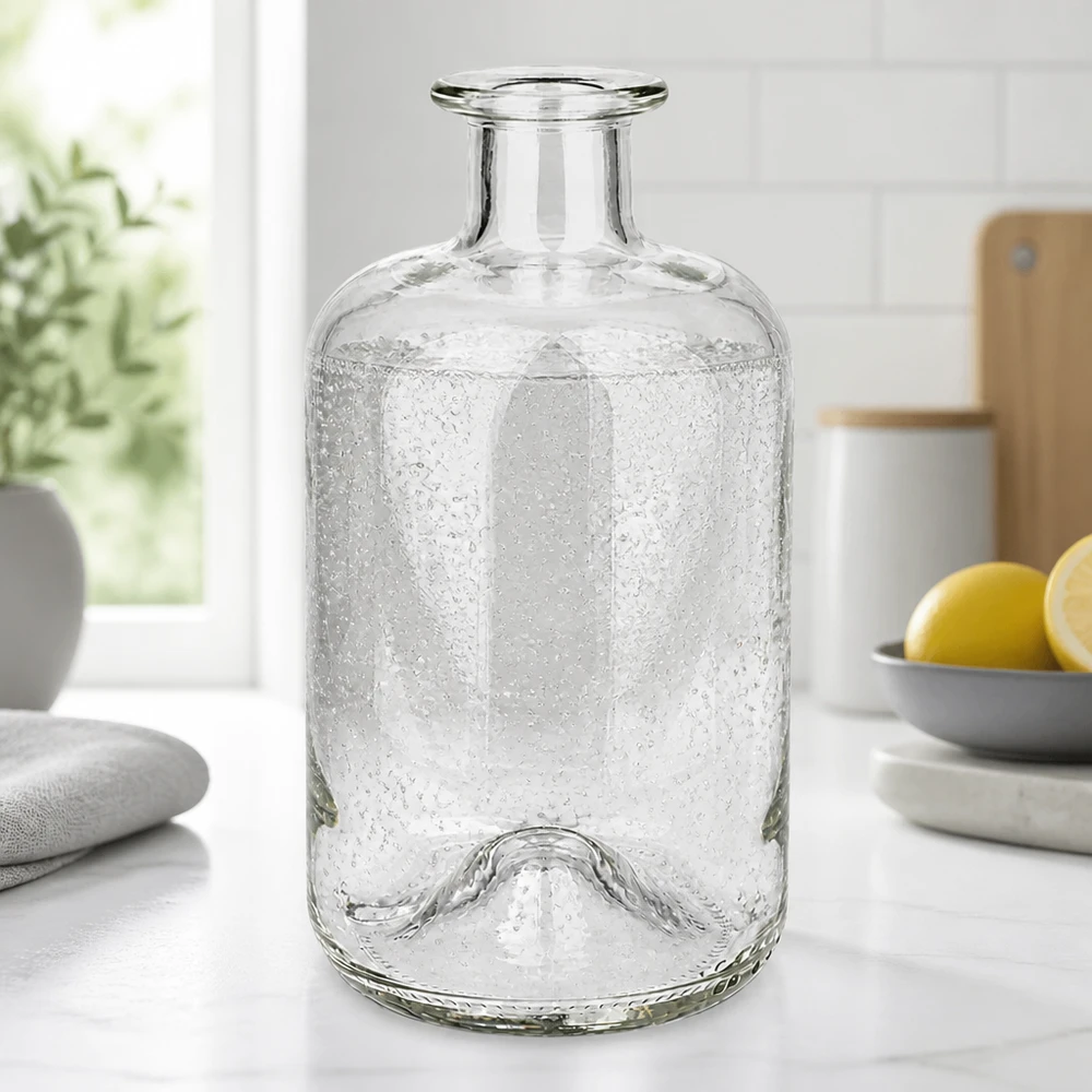 Flacone farmaceutico da 500 ml 500ml Glasflasche "Luna" ohne Verschluss UNiTWIST senza tappo UNiTWIST® Bottiglia da farmacia Luna 500ml con texture a bolle su un piano di lavoro bianco della cucina accanto a limoni e piante