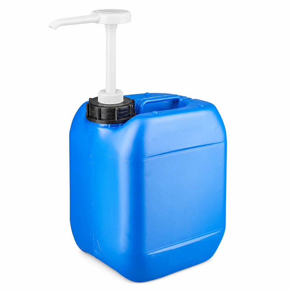 Tanica 5 litri blu con pompa dosatrice Tanica di plastica blu da 5 litri con pompa dosatrice bianca su sfondo bianco