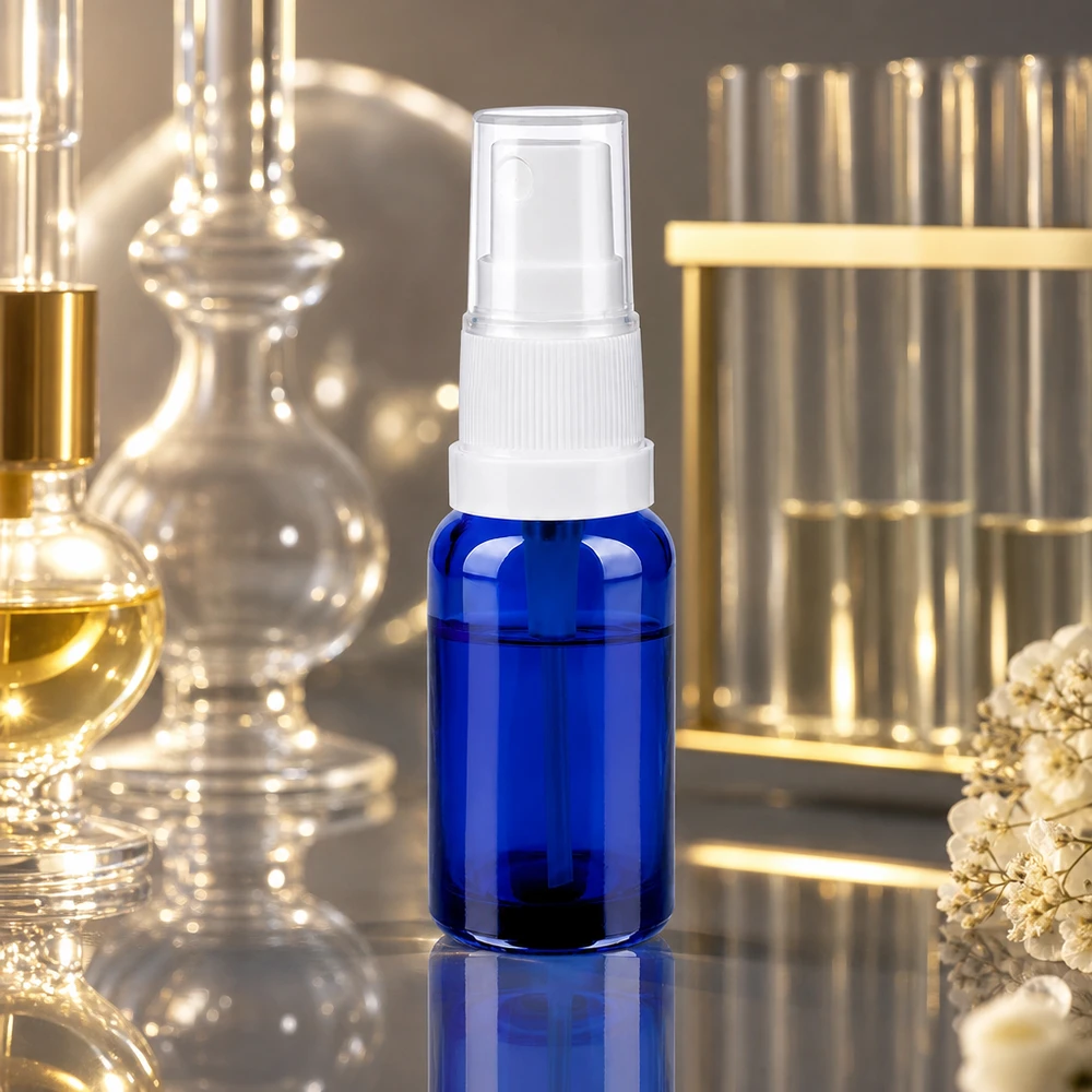 Flacone spray da 20 ml bianco/trasparente STD BlueLine UT18/20 Elegante flacone spray da 20 ml in vetro spesso di colore blu con distribuzione uniforme dello spray