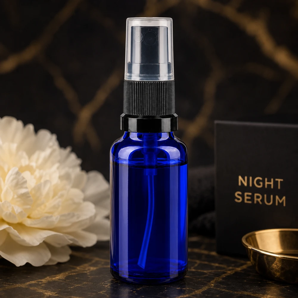 Bottiglia spray blu da 20ml. STD nero/trasp. apoGlas Flacone spray blu da 20 ml in vetro da farmacia con nebulizzatore nero, da utilizzare come contenitore per siero da notte