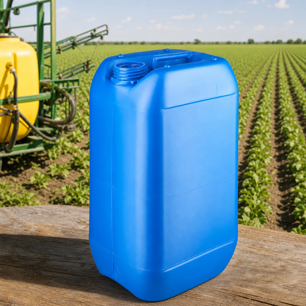 Tanica 15 litri blu senza tappo Tanica blu da 15 litri senza tappo davanti a un campo agricolo con irroratrice