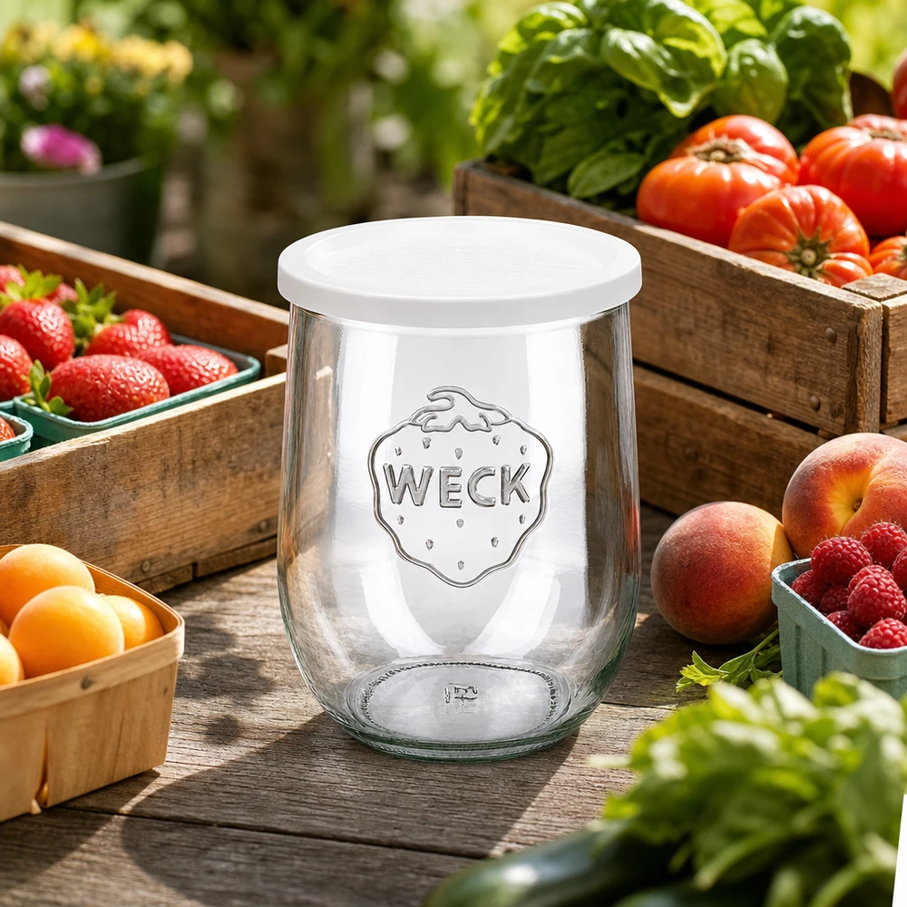 Vaso WECK a tulipano 1062ml con coperchio di freschezza decorato tra frutta e verdura fresca su tavolo di legno all'aperto