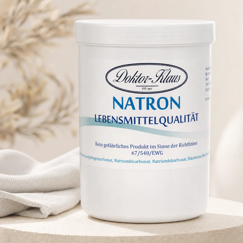 1 kg di bicarbonato di sodio Doktor Klaus Doktor Klaus Natron 1kg mit luftdichtem Verschluss neben naturfarbenem Geschirrtuch