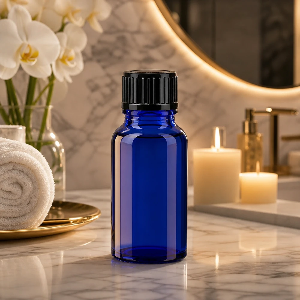 Bottiglia da farmacia blu da 10ml. SV STD nero/11mm ApoGlas Flacone da farmacia da 10 ml blu reale con tappo nero da 11 mm su un elegante fondo marmorizzato
