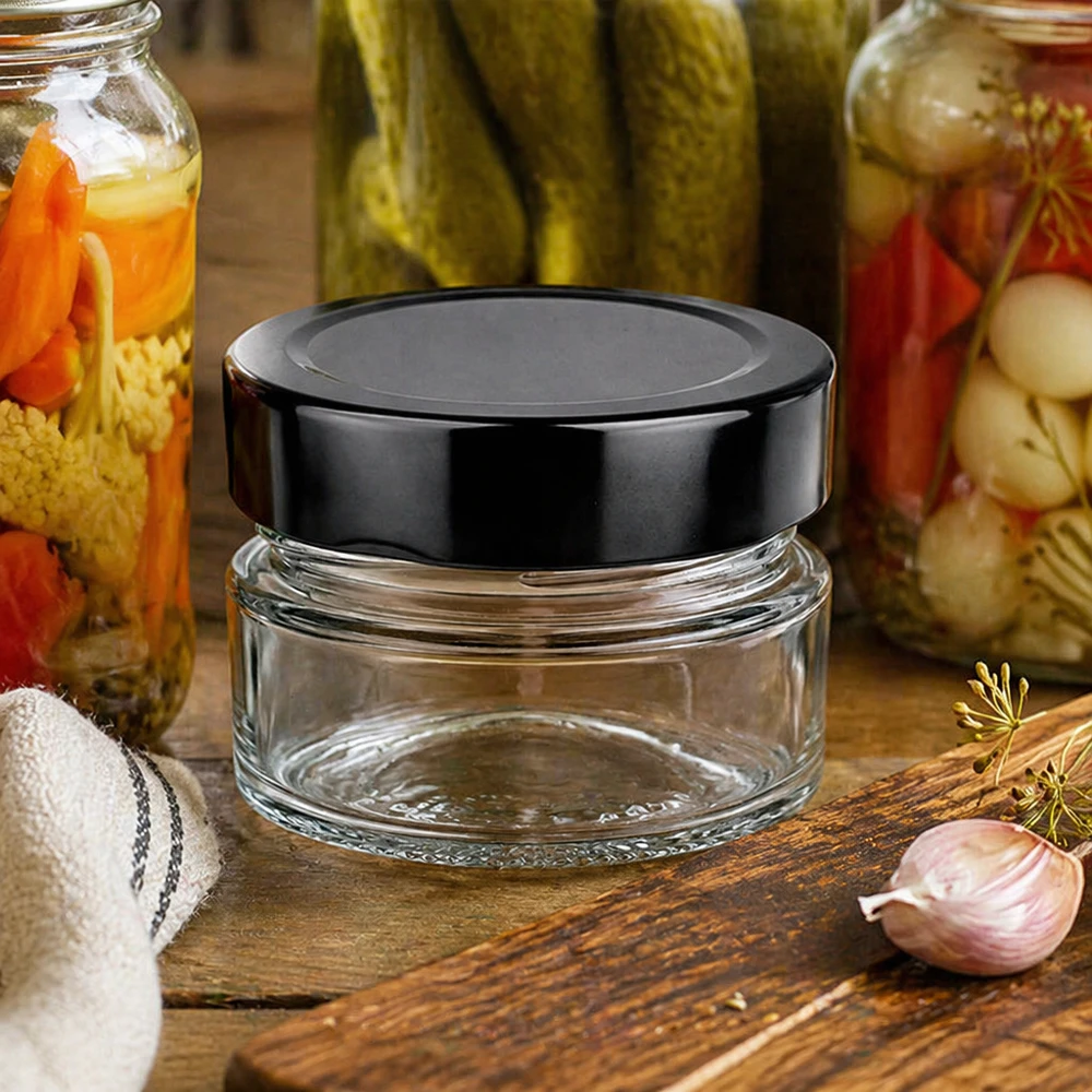 Barattolo rotondo da 80 ml + coperchio BasicSeal nero profondo UNiTWIST Barattolo rotondo da 80 ml BasicSeal nero UNiTWIST scena di cucina vasetti di conservazione tavola di legno conservazione aglio aneto