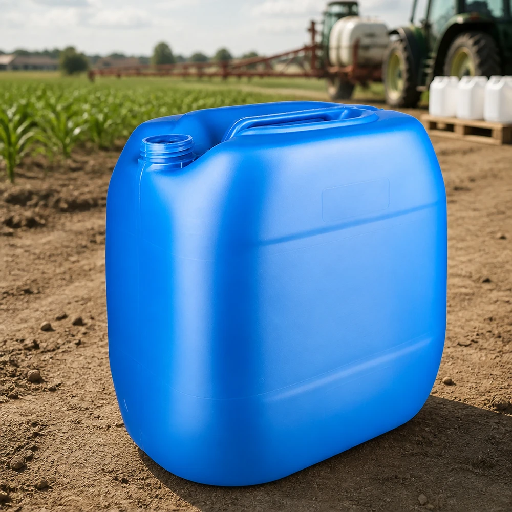 Tanica 30 litri blu senza tappo Tanica blu da 30 litri senza tappo su un campo coltivato accanto a un trattore agricolo