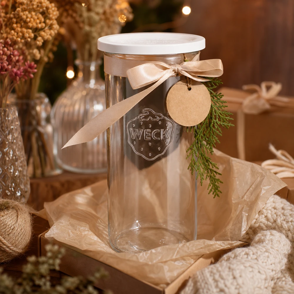 Bicchieri WECK 1500ml RR100 decorati per Natale con un ciondolo a forma di fiocco e un ramo di abete come idea regalo